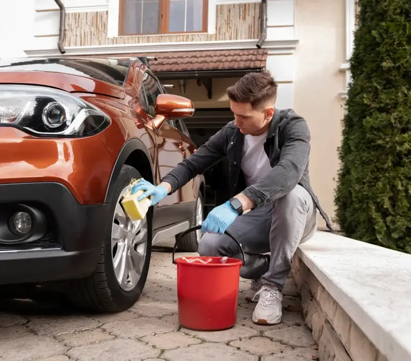 Lavage auto à domicile Ville-sur-Jarnioux : professionnel intervenant sur un véhicule